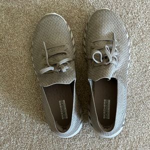 Skechers , tan , ladies 8 , lace up to tighten